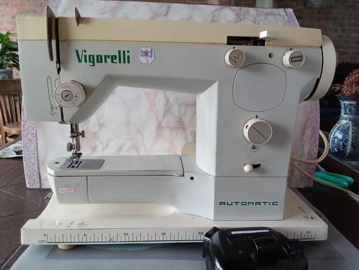 Naaimachien dat ook borduurt., Hobby en Vrije tijd, Naaimachines en Toebehoren, Zo goed als nieuw, Naaimachine, Overige merken