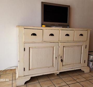 Gratis landelijk wit dressoir beschikbaar voor biedingen