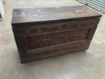 Antieke italiaanse casapanca , kist beschikbaar voor biedingen