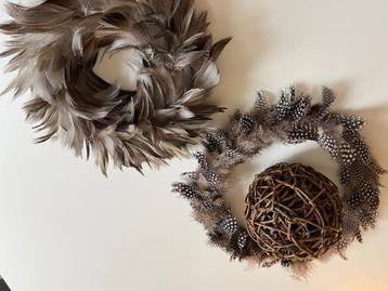 2 prachtige 2 pluimenkransen en takkenbol /winterdecoratie beschikbaar voor biedingen
