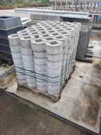 Betonnen grasdallen 32 st, Ophalen, Zo goed als nieuw