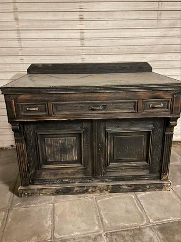 Oude werktafel beschikbaar voor biedingen