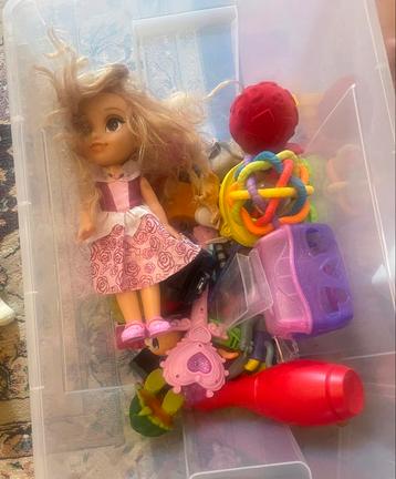 Grand lot de jouets enfants – Poupées, figurines, blocs etc beschikbaar voor biedingen