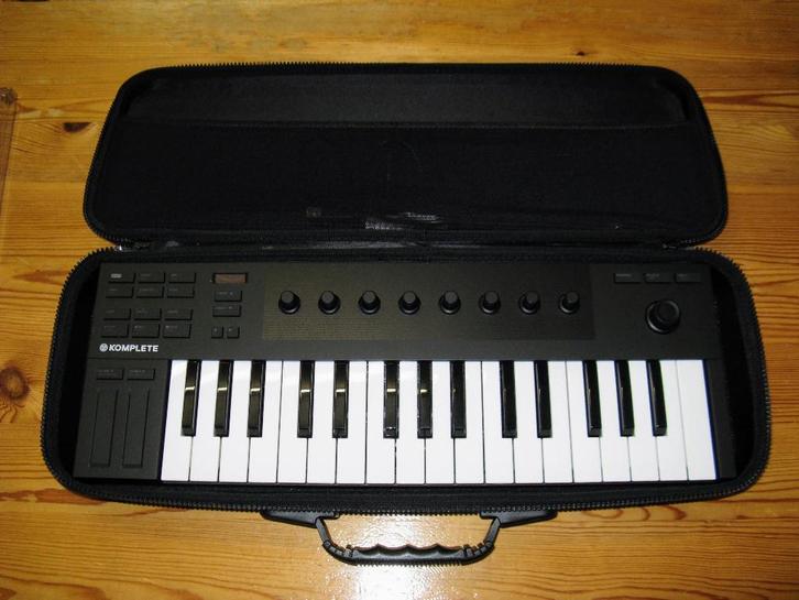 Set Komplete Kontrol M32 + Decksaver + Analog Cases PULSE, Muziek en Instrumenten, Midi-apparatuur, Zo goed als nieuw, Ophalen of Verzenden