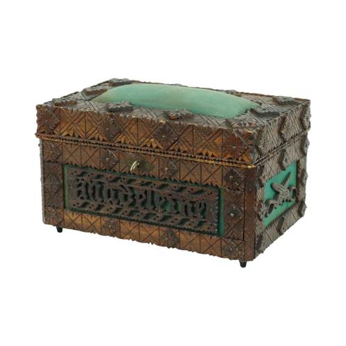Antieke Houten Naaidoos Tramp Art Volkskunst Uniek Stuk 1928, Antiek en Kunst, Kunst | Beelden en Houtsnijwerken, Ophalen of Verzenden