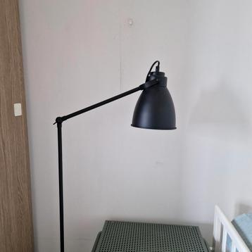 Zwarte vloerlamp industrieel met verstelbare arm
 beschikbaar voor biedingen