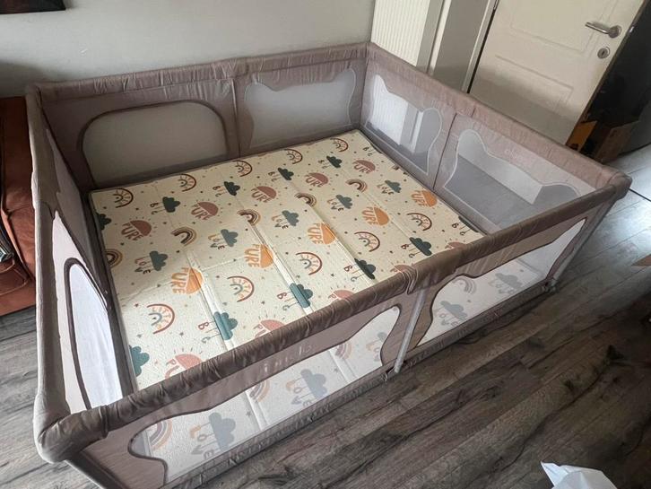 Boîte pour bébé 187 cm x 207 cm, Enfants & Bébés, Parcs, Utilisé, Carré, Enlèvement