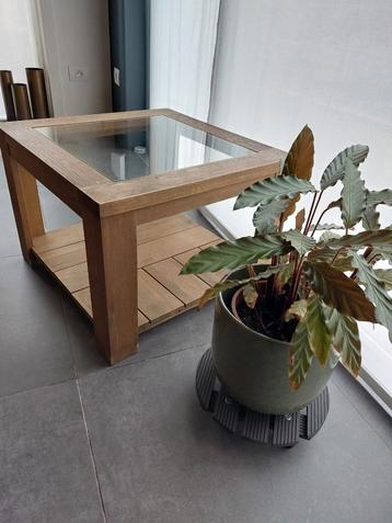 Glazen bijzettafel  beschikbaar voor biedingen