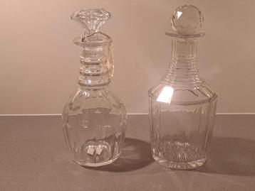 Deux belles carafes anciennes en verre avec cloches ! disponible aux enchères