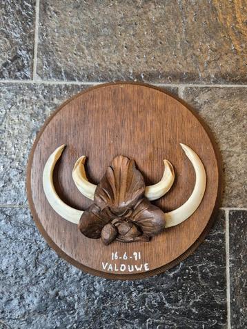 Prachtig Groot Hand Gestoken Schild Wildzwijn Tanden Veluwe beschikbaar voor biedingen