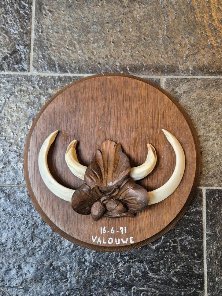 Prachtig Groot Hand Gestoken Schild Wildzwijn Tanden Veluwe, Verzamelen, Dierenverzamelingen, Wild dier, Ophalen of Verzenden