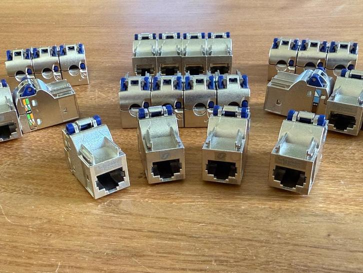[Nieuw] Set van 24 Schneider Electric RJ45 Cat 6A Keystones, Computers en Software, Pc- en Netwerkkabels, Nieuw, Ophalen