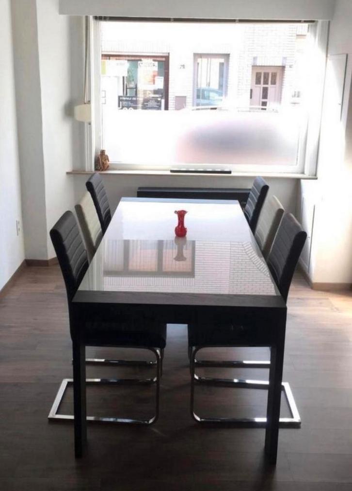 Hulsta tafel met wit glazen blad, Huis en Inrichting, Complete eetkamers, Gebruikt, Ophalen