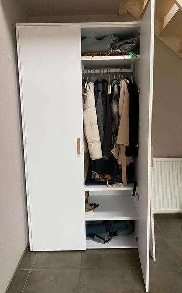 Moderne gangkast/kleerkast beschikbaar voor biedingen