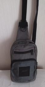 Kipling tas bruingrijs schouderriem of crossbody TB-conditie, Ophalen of Verzenden, Gebruikt, Bruin, Kipling