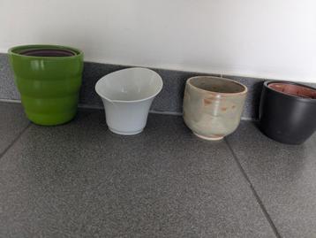 Potdeksel en pot van keramiek en plastic  beschikbaar voor biedingen