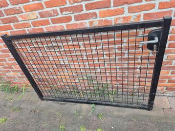 Zwarte tuinpoort zonder palen met slot en sleutel beschikbaar voor biedingen