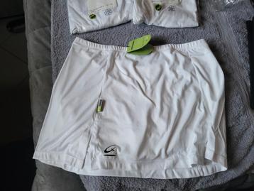 drie nieuwe tennis short/ broek beschikbaar voor biedingen