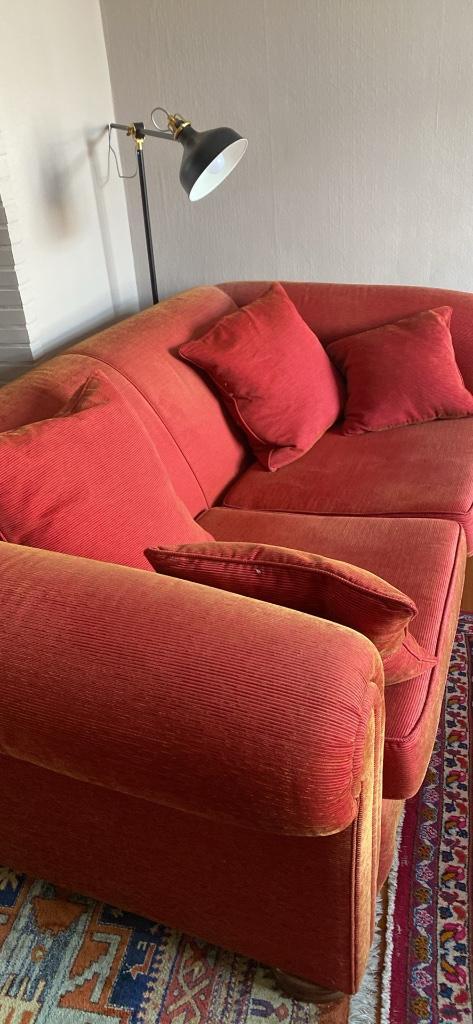 CHESTERFIELD ZETEL OP VEREN BOXSPRING ROOD, Huis en Inrichting, Zetels | Voetbanken en poefs, Zo goed als nieuw, 100 tot 125 cm