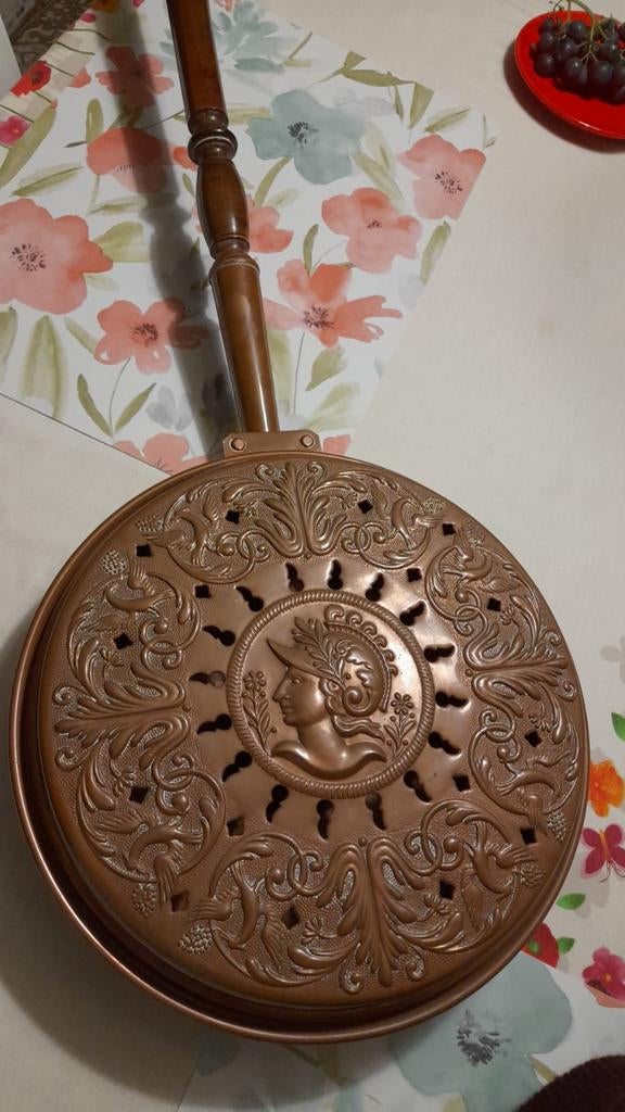 Bedpan met houten steel, Ophalen