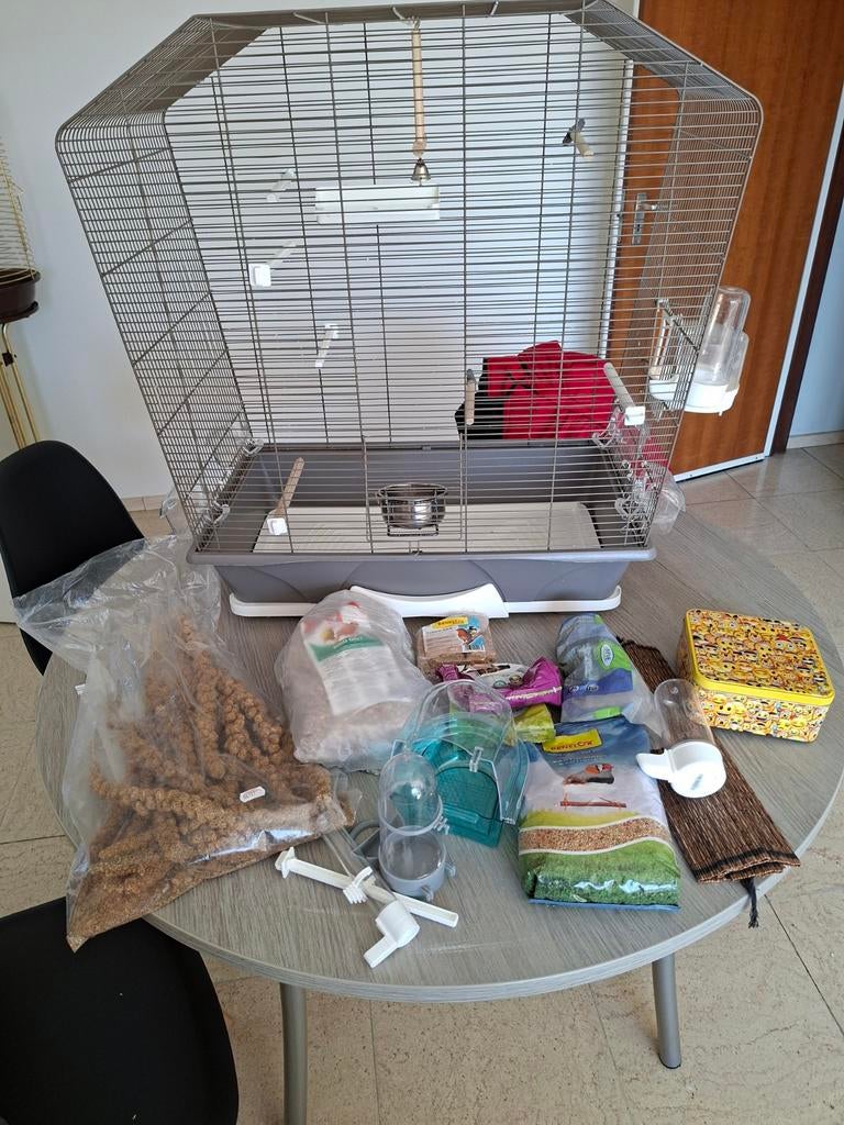 2 vogelkooien met atrebuten, Enlèvement