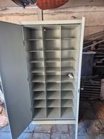 Ijzeren kast verdeeld in 27 indelingen, Ophalen