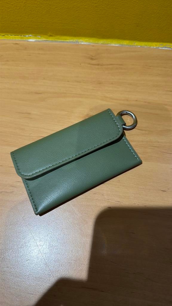 Porte cartes a crochet neuf Parfois kaki cuir, Bijoux, Sacs & Beauté, Porte-monnaie & Portefeuilles, Enlèvement ou Envoi, Neuf