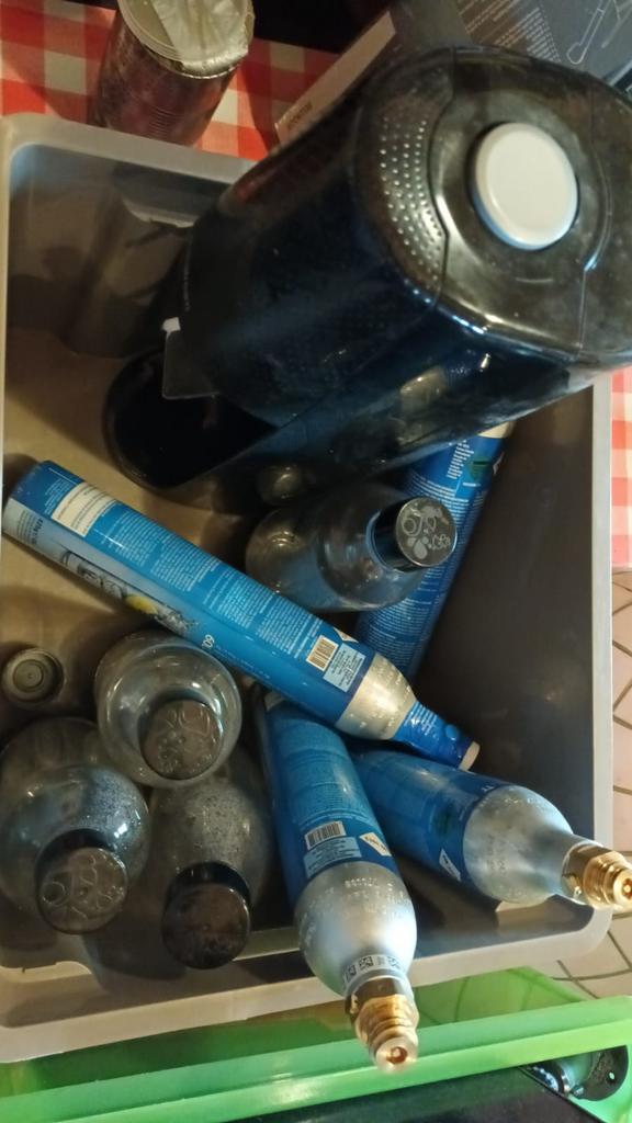 Sodastream met flessen en patronen, Ophalen