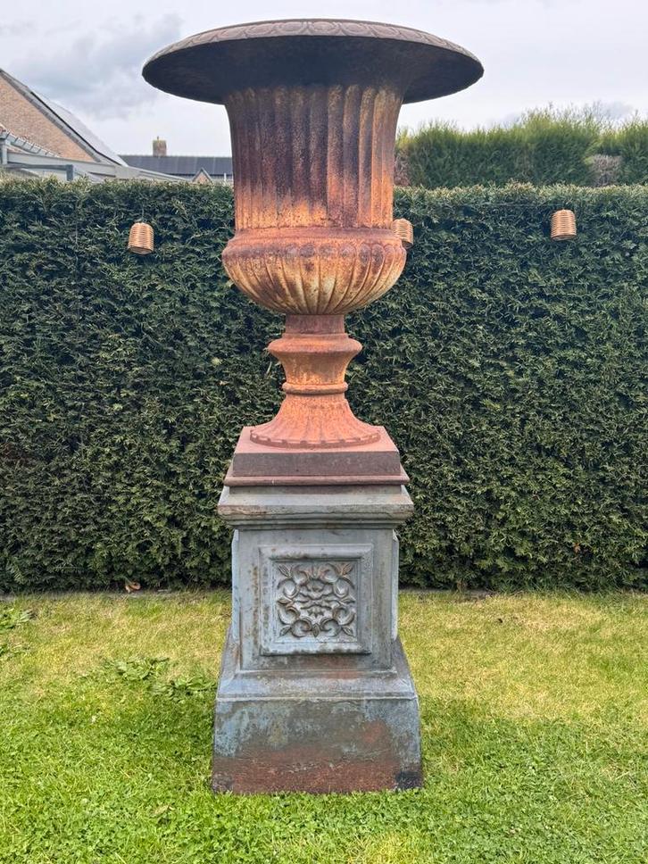 Franse gietijzeren louvre vaas op sokkel, Jardin & Terrasse, Vases de jardin, Utilisé, Enlèvement