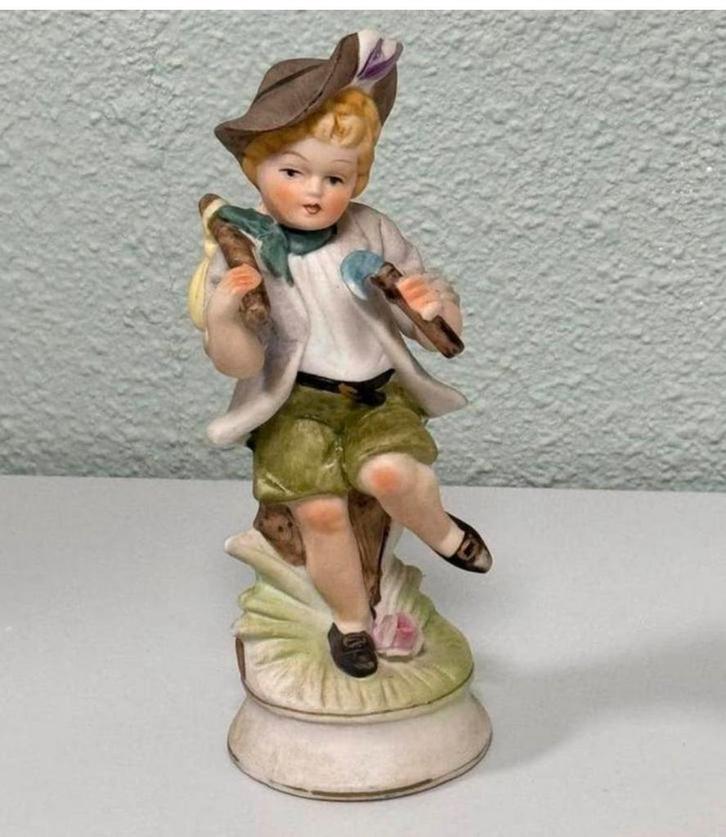 Capodimonte bisque porselein beeld beeldje meisje hiking, Verzamelen, Beelden en Beeldjes, Zo goed als nieuw, Mens, Ophalen of Verzenden