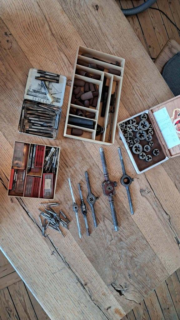 Important lot ancien de tarauds, filières, porte-filières, Enlèvement