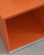 🔶 Eket ikéa orange socle blanc sol table de nuit rangement, Maison & Meubles, Enlèvement, Utilisé, Autres matériaux, CD