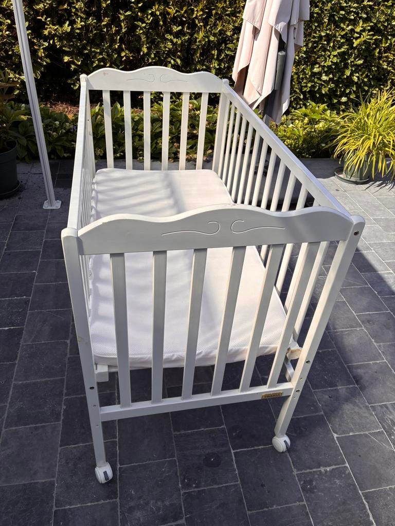 Lit bébé vintage pratique avec matelas et housse neufs, Enfants & Bébés, Parcs, Enlèvement, Comme neuf, Roulettes