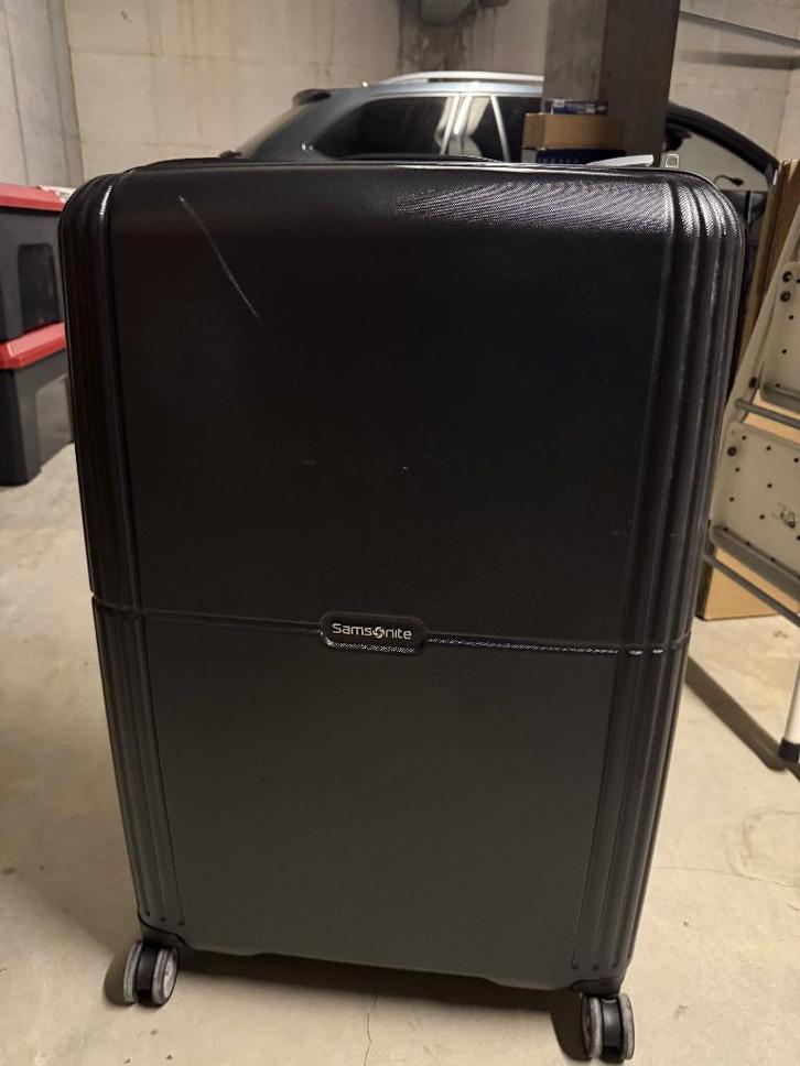 Grande valise Samsonite – coque rigide – 4 roues, Bijoux, Sacs & Beauté, Valises, Comme neuf, Plastique dur, 70 cm ou plus, Moins de 35 cm