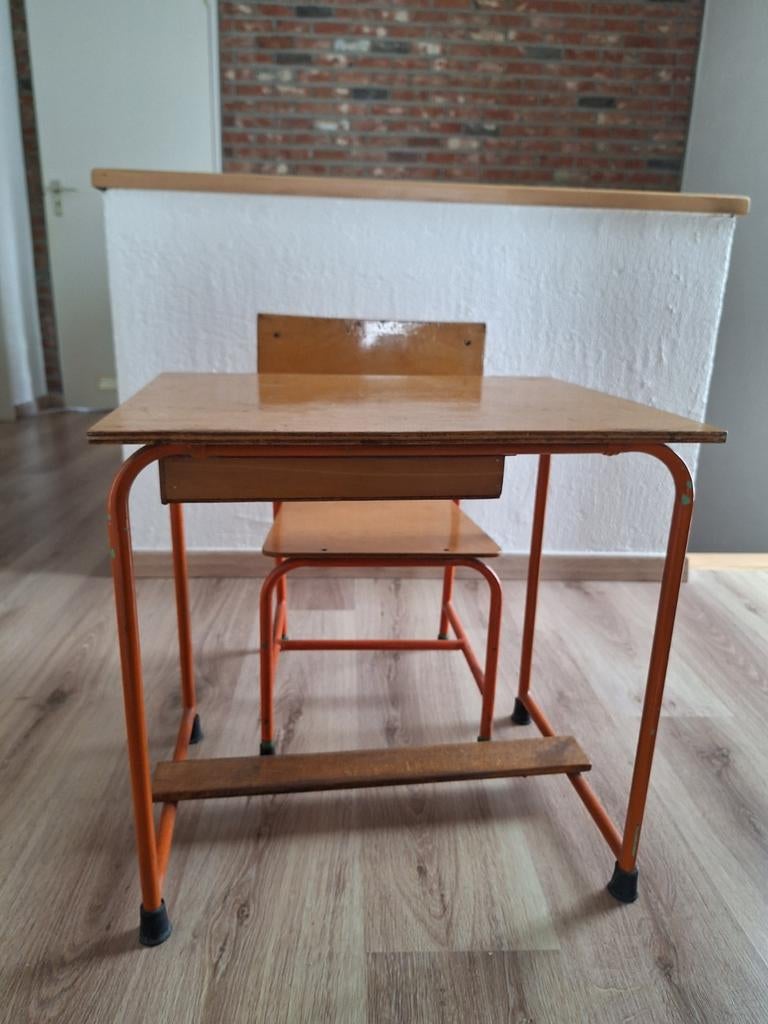 Kleutertafel en stoel, Enlèvement