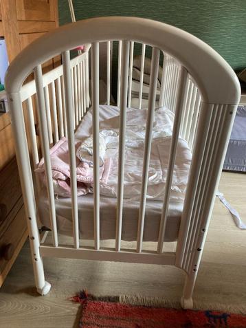  wit babybedje op wieltjes beschikbaar voor biedingen