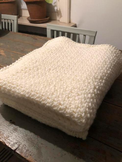 CRÈME WITTE PLAID DEKEN IN WOL HANDMADE NIEUW!, Maison & Meubles, Accessoires pour la Maison | Plaids & Couvertures, Neuf, Enlèvement ou Envoi