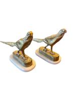 Twee bronzen fazanten op marmeren sokkels