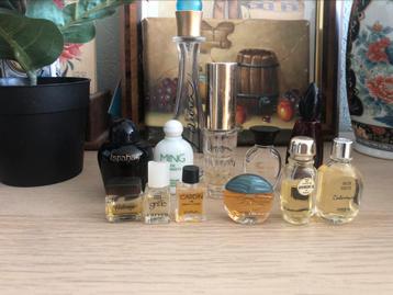 Verzameling mini vintage parfum flesjes beschikbaar voor biedingen