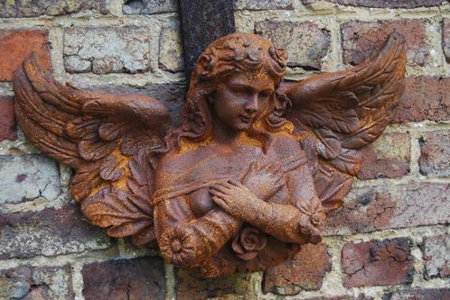 Schitterende houding van een gietijzeren engel om op te hang, Huis en Inrichting, Woonaccessoires | Wanddecoraties, Zo goed als nieuw