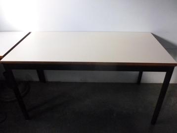 tafel beschikbaar voor biedingen