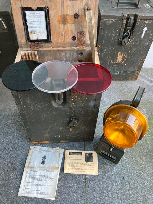 Vintage Eisemann seinlamp, bundeswehr lamp KEB130/1 met kist, Antiek en Kunst, Curiosa en Brocante, Ophalen of Verzenden