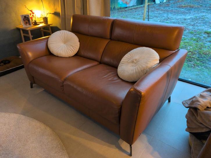 Luxe bank Natuzzi in cognac-leder – zeer goede staat, Huis en Inrichting, Zetels | Zetels, Zo goed als nieuw, Rechte bank, Tweepersoons