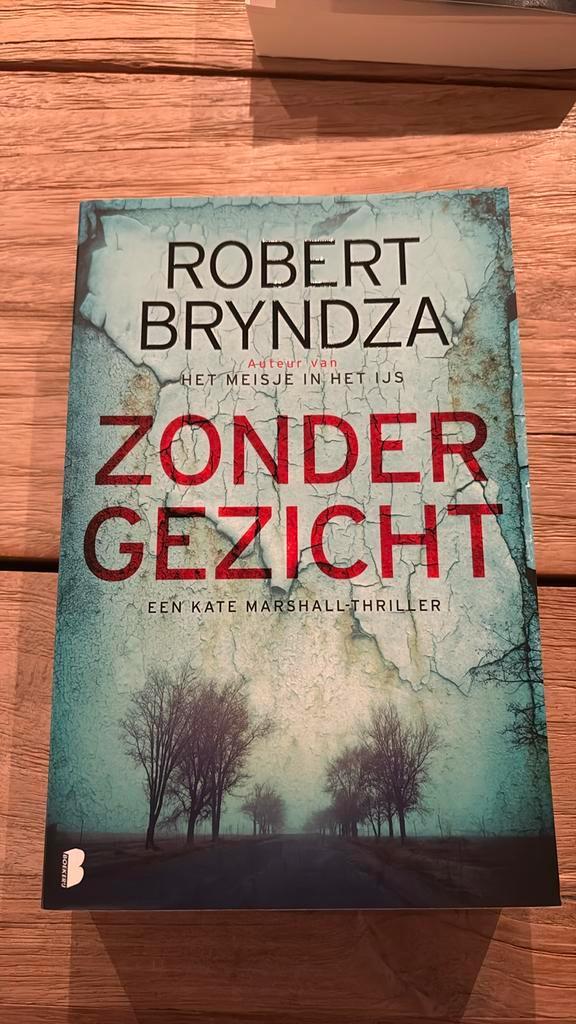 Robert Bryndza - Zonder gezicht, Boeken, Thrillers, Ophalen of Verzenden