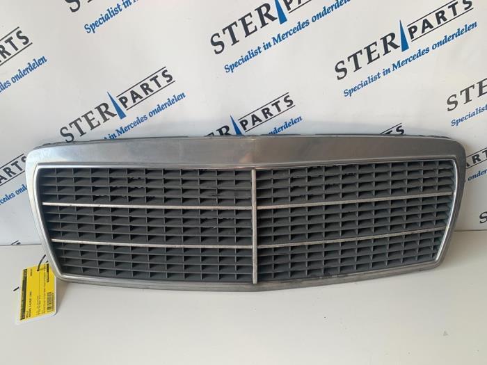 Calandre d'un Mercedes E-Klasse, Autos : Pièces & Accessoires, Carrosserie & Tôlerie, Mercedes-Benz, Utilisé, 3 mois de garantie