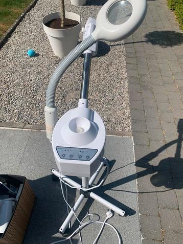 Vapozone blanche et lampe loupe sur support, Electroménager, Enlèvement, Comme neuf