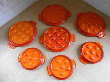 Schotels/borden slakken/champignons (gietijzeren braadpan) beschikbaar voor biedingen