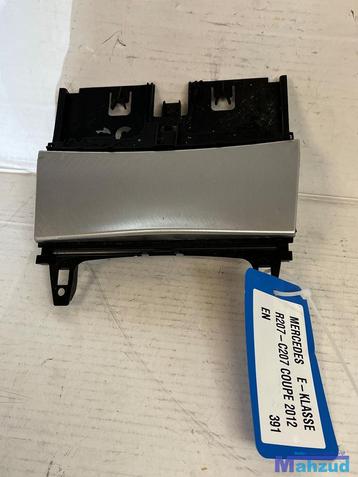 MERCEDES E C207 zilver grijs asbak 2009-2016 A2046801350 beschikbaar voor biedingen