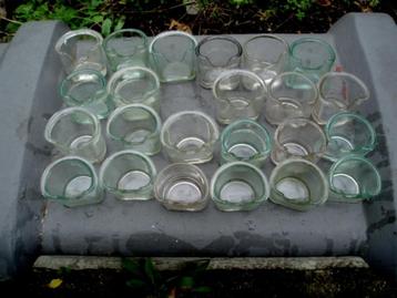 23 abreuvoirs ou mangeoires anciens en verre disponible aux enchères