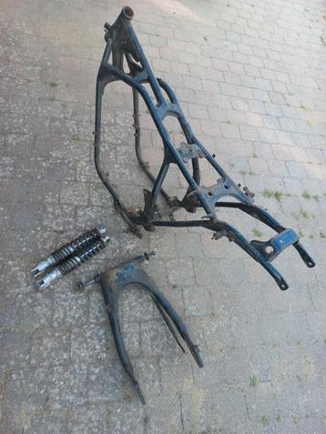 Honda cb 750 frame kader chassis met veren en brug beschikbaar voor biedingen